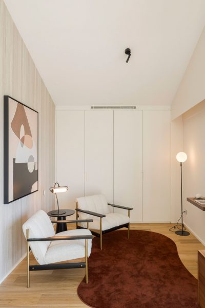 Um ambiente elegante composto por mobiliário de escritório feito sob m