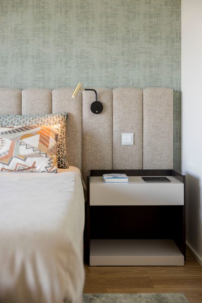 Mesa de cabeceira de linhas modernas escolhida para complementar a decoração do quarto de casal.