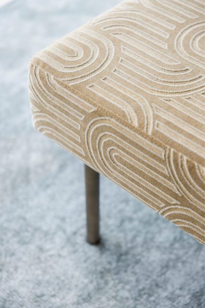 Detalhes do tecido texturado aplicado na banqueta que