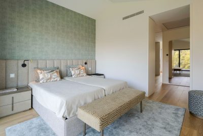 Quarto de casal decorado para responder às diferentes necessidades e rotinas de ambos os membros do casal.