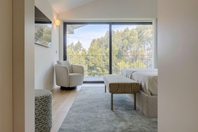 Quarto de casal decorado num estilo moderno e elegante, preparado para responder a todas as necessidades do casal.