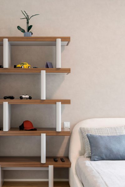 Estante natur com acabamentos personalizados que combinam naturalmente com a decoração de quarto.