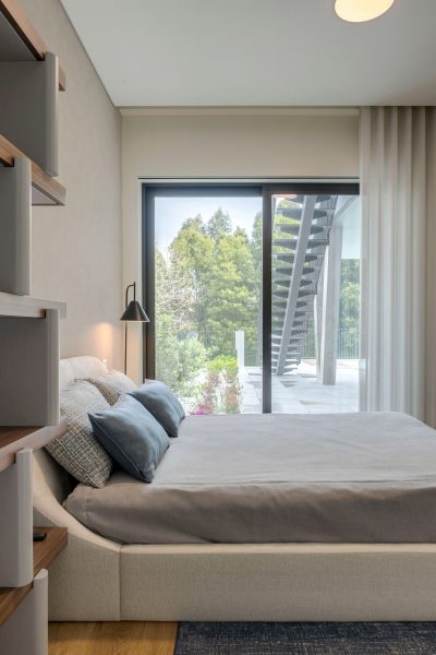 Um quarto discreto que acomoda todas as necessidades do jovem que o utiliza.