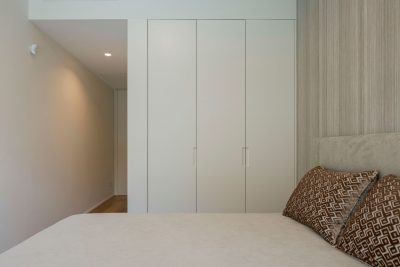 Mesa de cabeceira branca