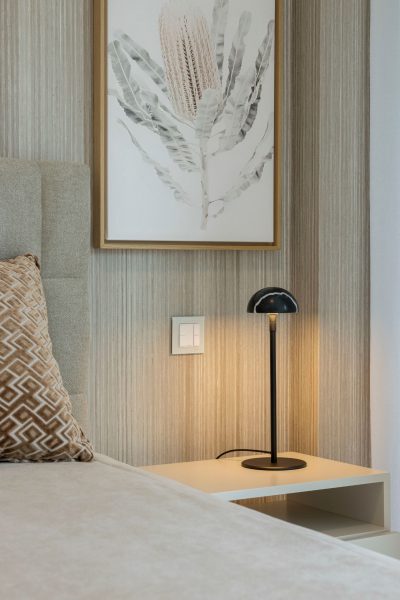 Um candeeiro delicado inserido na decoração de quarto para trazer charme ao espaço.