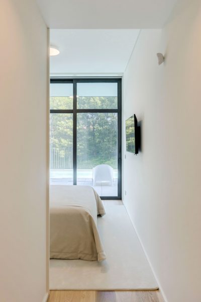 Decoração de quarto pensada para acomodar hóspedes de forma confortável e elegante.