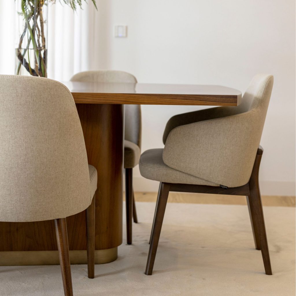 Composição em tons quentes que mostra como a psicologia das cores orienta a escolha de cores naturais e harmoniosas, revelando o papel da psicologia das cores na criação de paletas cromáticas acolhedoras.