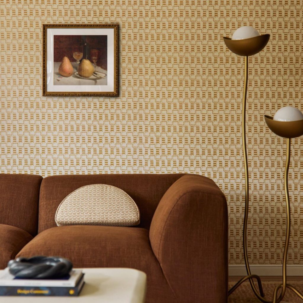 Ambiente em tons amarelados quentes onde a psicologia das cores destaca a influência das cores na sensação de conforto, evidenciando como a psicologia das cores apoia a criação de paletas cromáticas envolventes e expressivas em espaços de convívio.