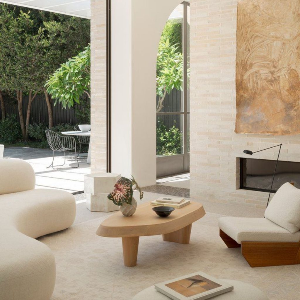 Sala contemporânea inundada por luz natural, criada através de um design de interiores que privilegia o bem estar e reforça a saúde e bem estar com materiais claros e atmosfera serena. A luminosidade suave apoia a saúde mental e intensifica o bem estar, demonstrando como o design de interiores pode promover saúde e bem estar e contribuir para um ambiente que nutre a saúde mental.