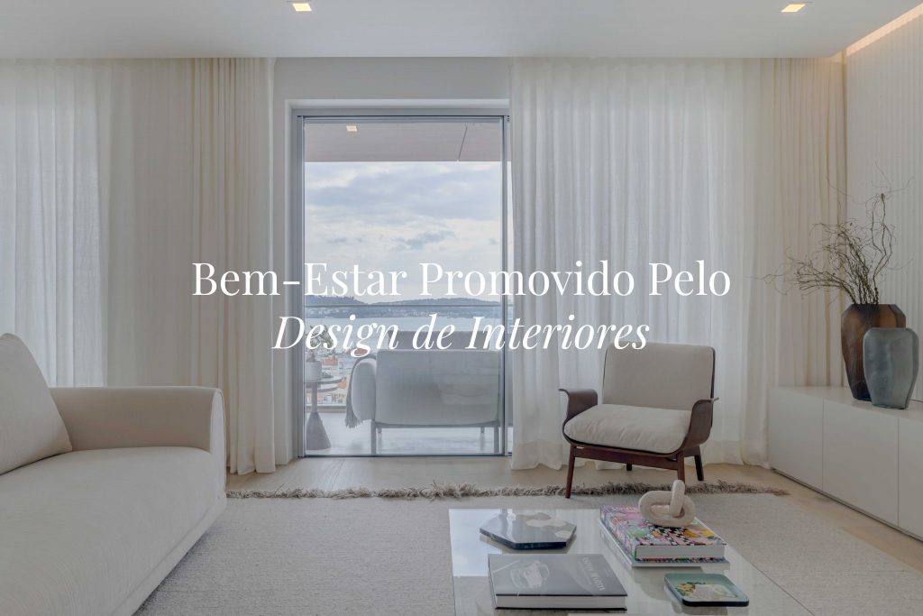 Bem estar promovido pelo design de interiores. Uma sala de estar minimalista em tons neutros, criada através de um design de interiores que privilegia o bem estar e reforça a saúde e bem estar, com mobiliário elegante e luz natural suave. O ambiente transmite calma e equilíbrio, refletindo como o design de interiores pode apoiar a saúde mental e promover bem estar, contribuindo para uma sensação de saúde e bem estar num espaço pensado para nutrir a saúde mental.