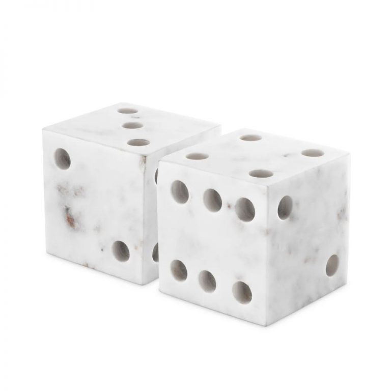 Dois dados em mármore branco revelam como a matéria natural pode elevar um objeto decorativo comum a um elemento de assinatura, alinhado com a estética da eichholtz e perfeito para enriquecer a decoração. Os veios orgânicos e a forma precisa das peças reforçam o caráter escultórico de cada objeto decorativo, criando uma composição que ecoa o estilo da eichholtz e acrescenta personalidade à decoração com um toque de luxo discreto.