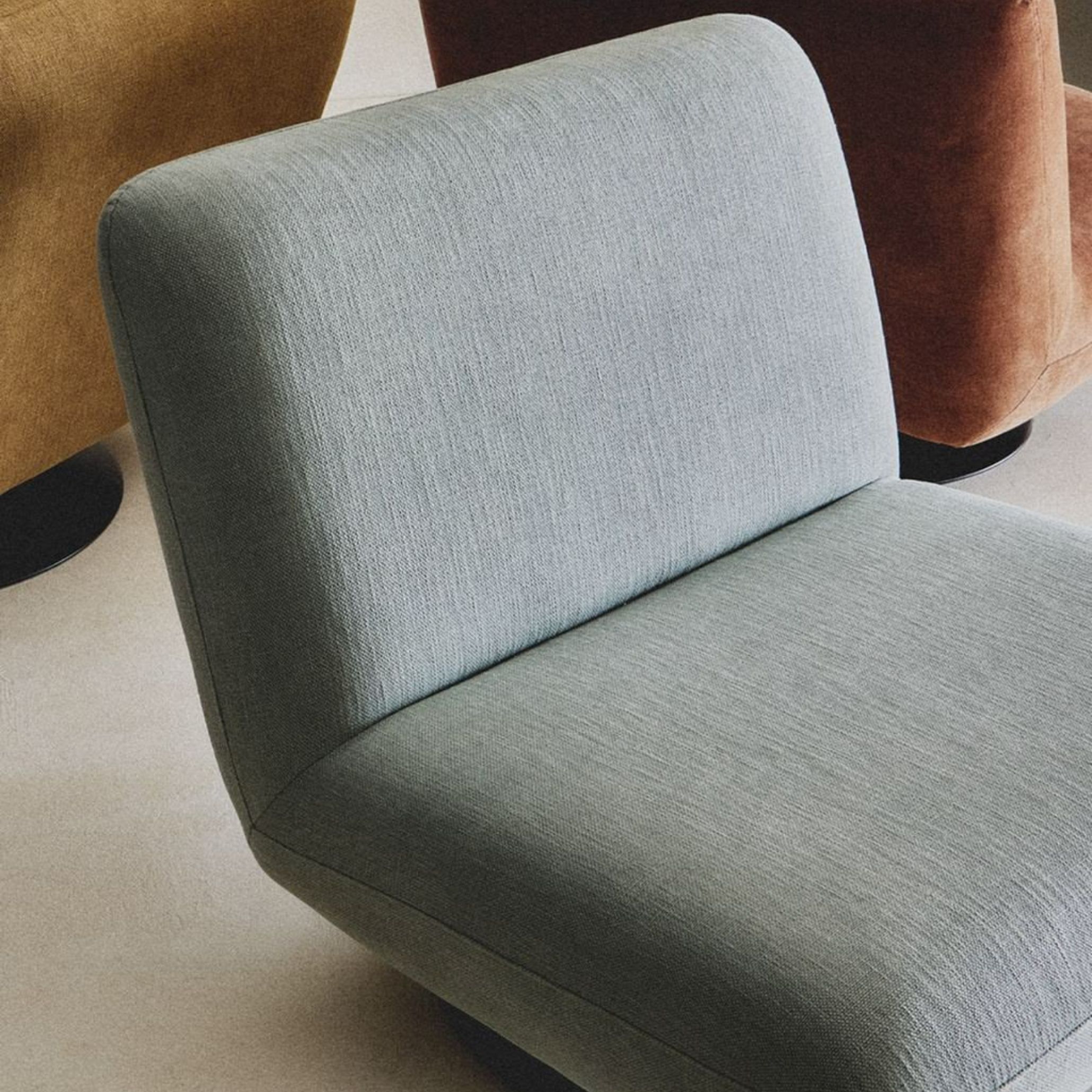 Conjunto de cadeiras estofadas em tons suaves que evocam a cor pastel, integradas numa paleta de cores pastel que reforça a serenidade do espaço. Um exemplo de design de interiores contemporâneo onde a cor pastel e a paleta de cores pastel contribuem para um ambiente equilibrado e coerente dentro do design de interiores.