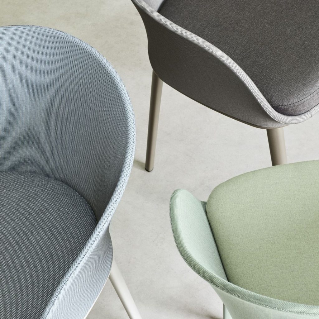 Três cadeiras em tons suaves, cada uma numa cor pastel distinta, alinhadas num espaço minimalista que valoriza o design de interiores. As superfícies macias e as pernas claras reforçam uma paleta de cores pastel equilibrada, típica de ambientes contemporâneos. A composição destaca a harmonia entre formas curvas e materiais leves, sublinhando como o design de interiores pode explorar cor pastel para criar atmosferas acolhedoras. A paleta de cores pastel presente transmite serenidade e modernidade.