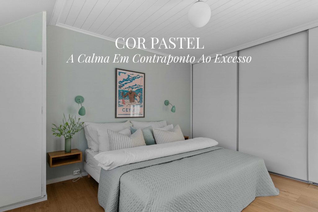Quarto sereno decorado em cor pastel, com cama em tons claros, mesas de cabeceira suspensas e candeeiros verdes que reforçam um design de interiores equilibrado. A obra gráfica sobre a cama e os detalhes em madeira criam uma paleta de cores pastel suave, onde a luz natural acentua a sensação de calma. O espaço demonstra como o design de interiores pode explorar cor pastel para transmitir leveza, enquanto a paleta de cores pastel presente nas paredes e têxteis unifica o ambiente de forma harmoniosa.
