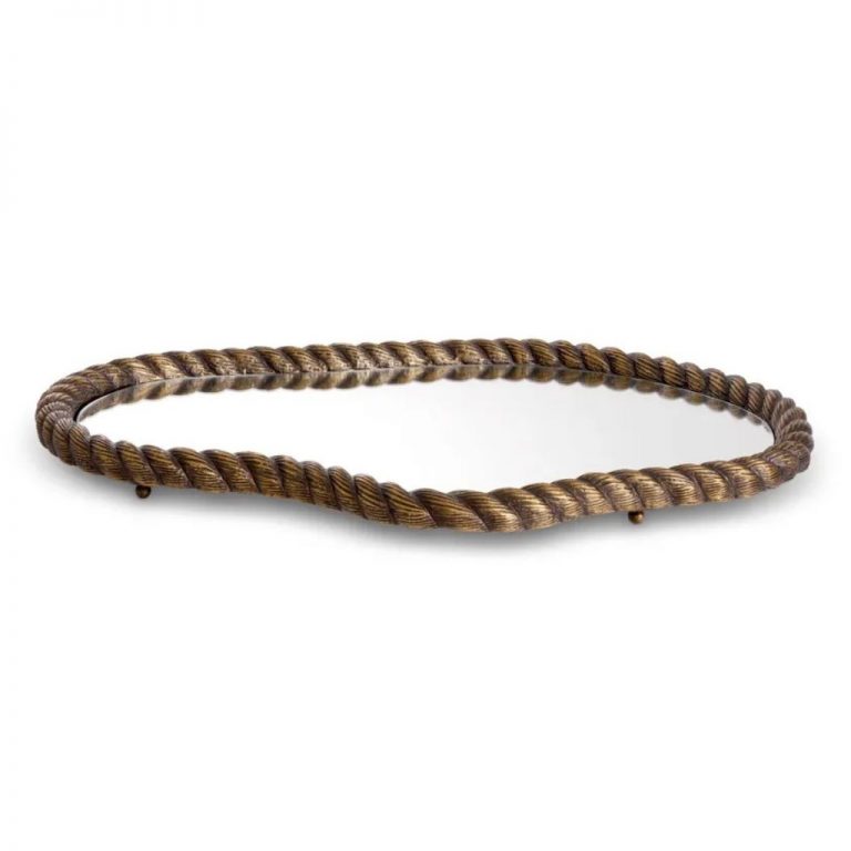 Um espelho oval com moldura em corda e pequenos pés metálicos apresenta-se como um Tabuleiro elegante, ideal para composições inspiradas no universo da eichholtz e para valorizar a decoração com detalhe e sofisticação. A estrutura sólida e o brilho quente transformam este Tabuleiro numa peça de assinatura, alinhada com o estilo icónico da eichholtz e perfeita para enriquecer a decoração.