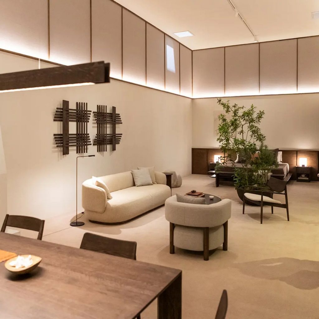 Sala minimalista com peças em madeira e arte geométrica, evocando o espírito do salone del mobile 2026 e das suas tendências. A paleta neutra e o uso de luz suave revelam como o salone del mobile 2026 influencia o design de interiores, reforçando tendências que privilegiam simplicidade e harmonia no design de interiores.