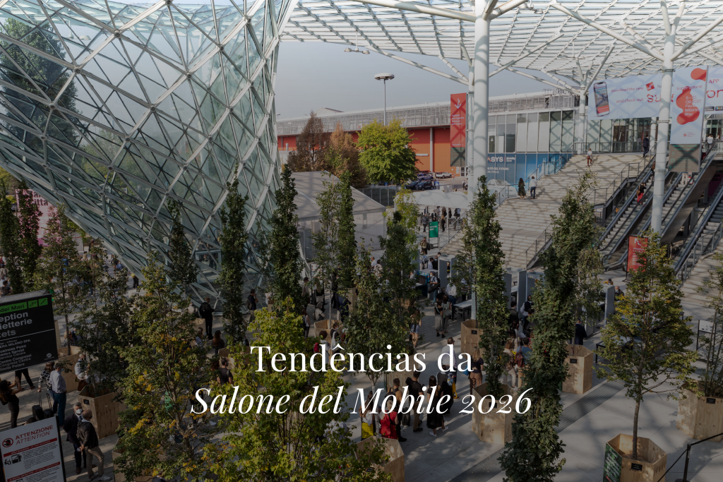 Espaço arquitetónico contemporâneo em Milão com cobertura em vidro e fluxo intenso de visitantes, refletindo o ambiente vibrante do salone del mobile 2026 e das suas tendências. A estrutura dinâmica e a circulação do público ilustram como o salone del mobile 2026 continua a influenciar o design de interiores, antecipando tendências que moldam o futuro do design de interiores.