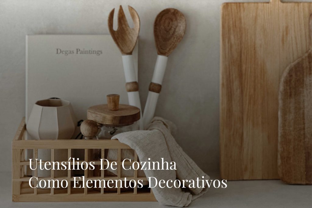 Utensílios de cozinha em madeira e cerâmica expostos como decoração, refletindo cozinhas modernas onde os utensílios de cozinha assumem valor estético e dialogam com o design de interiores; composição neutra que reforça a harmonia das cozinhas modernas e a integração do design de interiores no espaço.