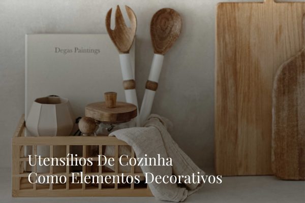 Utensílios de cozinha em madeira e cerâmica expostos como decoração, refletindo cozinhas modernas onde os utensílios de cozinha assumem valor estético e dialogam com o design de interiores; composição neutra que reforça a harmonia das cozinhas modernas e a integração do design de interiores no espaço.