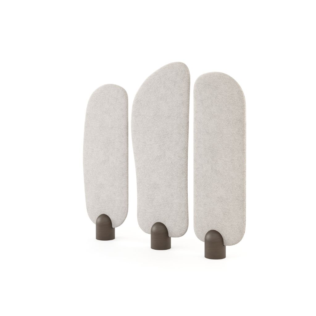 jota-barbosa-interiors-biombo-stone-002 O Biombo de linhas orgânicas introduz suavidade e movimento, reforçando a coerência da Decoração contemporânea. A base escura sublinha a identidade de Biombo madeira, enquanto a escala e a forma evocam a presença de um biombo exterior reinterpretado para interiores. A textura têxtil do biombo acrescenta conforto visual, integrando-se numa Decoração que valoriza materiais naturais e a versatilidade do Biombo madeira, mantendo a referência subtil ao universo biombo exterior.