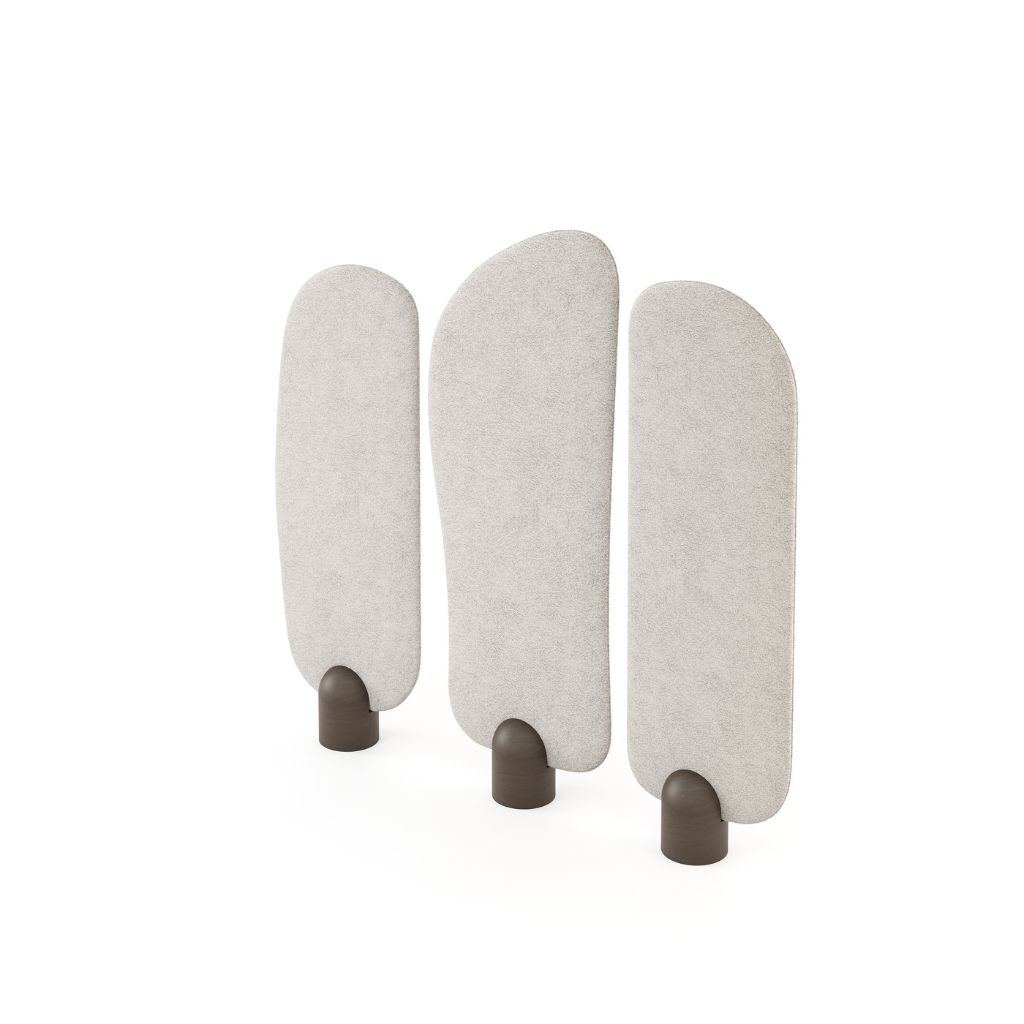 jota-barbosa-interiors-biombo-stone-003 A composição de biombo em diferentes alturas cria ritmo visual e reforça a intenção escultórica da decoração. A base em madeira evidencia o caráter de biombo madeira, enquanto a verticalidade e robustez remetem à estética de um biombo exterior adaptado ao interior. A presença do Biombo acrescenta profundidade e textura, integrando-se numa Decoração que valoriza materiais naturais e a elegância discreta do Biombo madeira, mantendo a versatilidade associada ao conceito de Biombo Exterior.