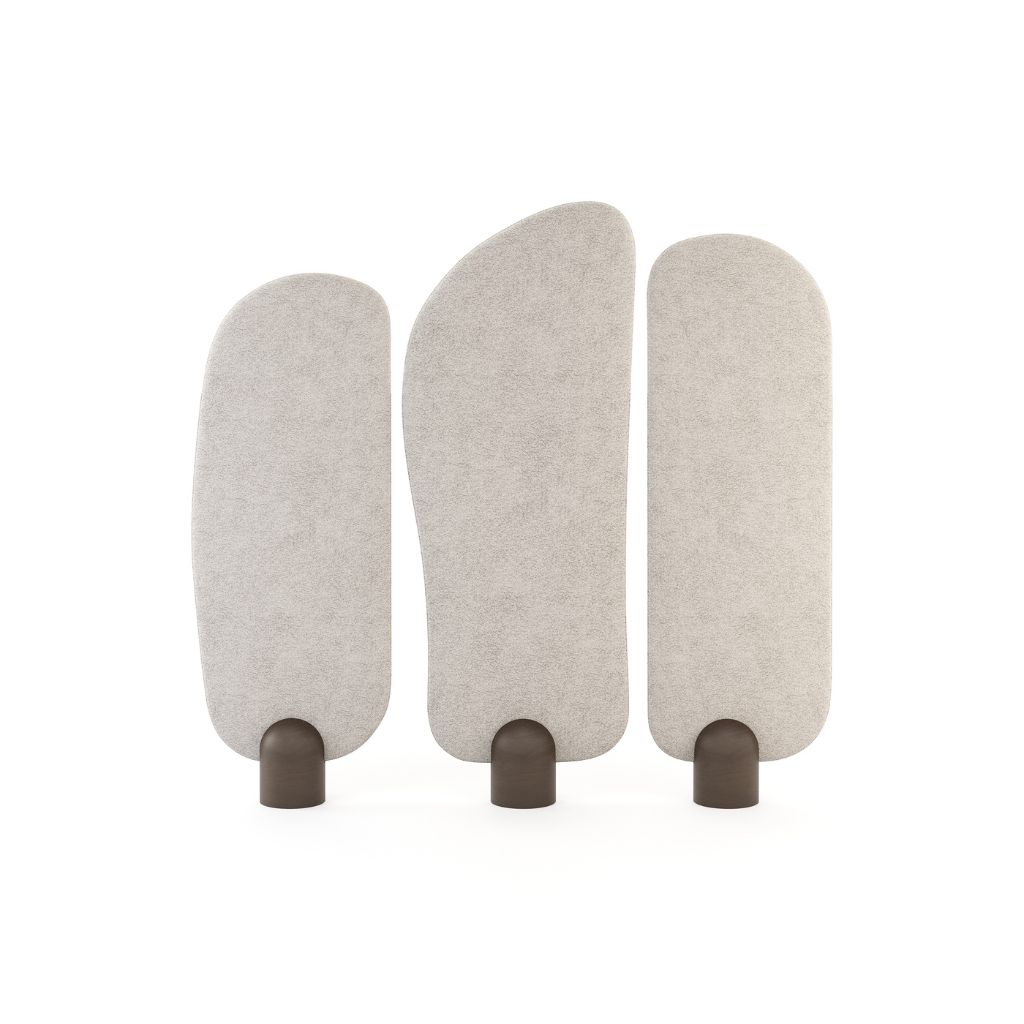 jota-barbosa-interiors-biombo-stone-004 O conjunto de biombo com formas arredondadas cria uma presença escultórica que reforça a decoração contemporânea do espaço. A base em madeira escura aproxima a peça do universo Biombo madeira, enquanto a escala vertical sugere também um uso inspirado em Biombo Exterior. A textura suave do Biombo acrescenta profundidade visual, integrando-se numa Decoração minimalista onde o caráter natural do Biombo madeira se destaca, evocando a versatilidade de um Biombo Exterior reinterpretado para interiores.