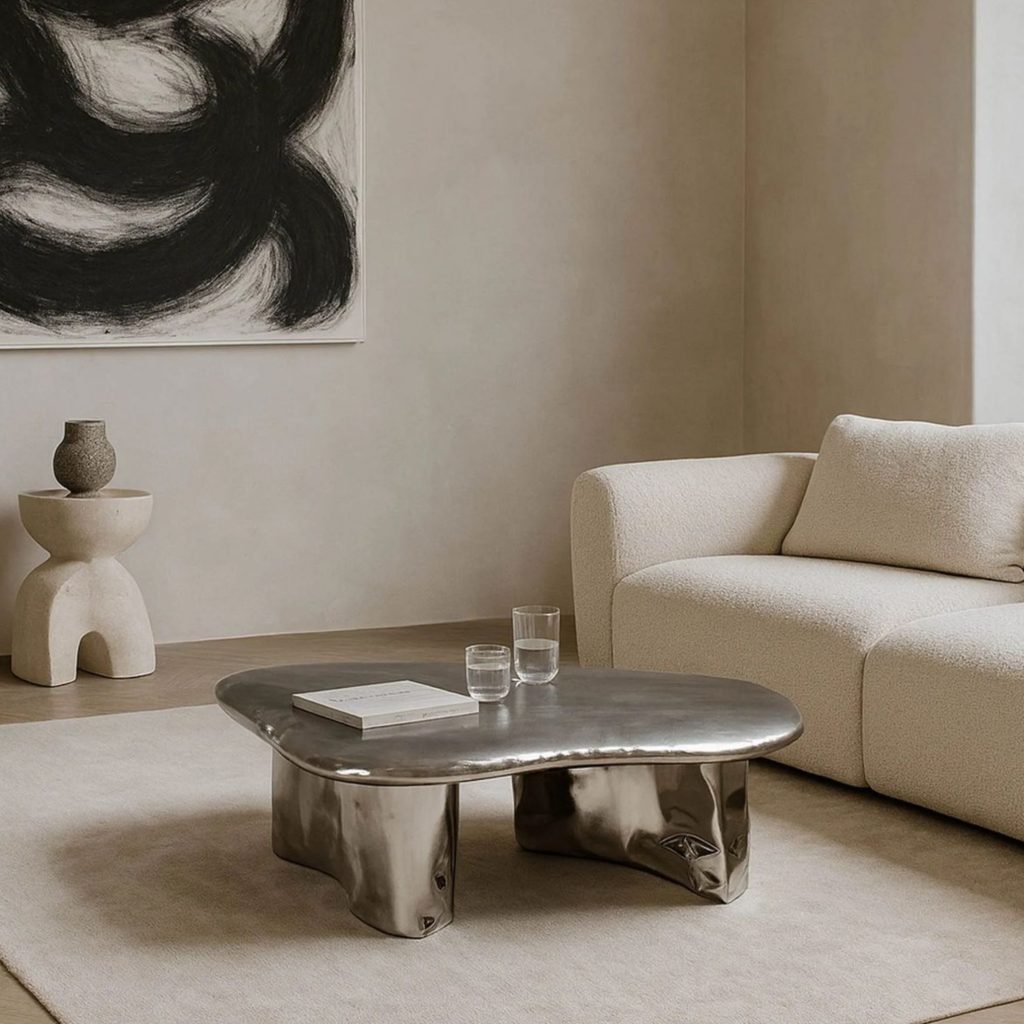 Ambiente contemporâneo onde a decoração minimalista e os materiais naturais moldam uma atmosfera que desperta emoções subtis, revelando a influência da arquitetura na forma como habitamos o espaço. A composição entre sofá, mesa escultórica e arte abstrata traduz uma decoração pensada para regular ritmo e silêncio, permitindo que as emoções se alinhem com a luz suave. Cada detalhe evidencia uma abordagem de arquitetura sensorial, onde a decoração se torna linguagem emocional e onde as emoções emergem da intenção presente em cada gesto de arquitetura.
