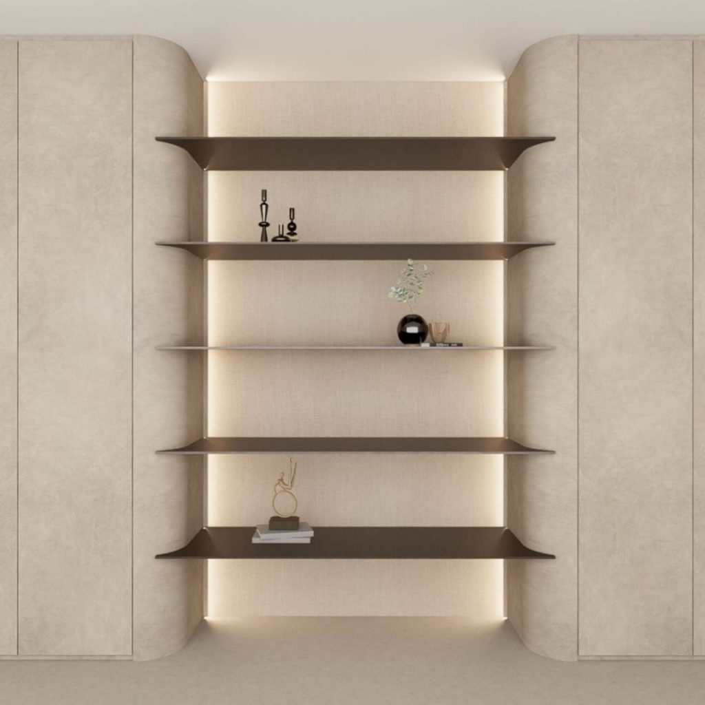 Um conjunto de prateleiras iluminadas onde os moveis para corredor se integram numa composição minimalista, criando uma decoração equilibrada que reforça a intenção de uma decoração para corredores contemporânea; as peças escultóricas e a luz quente sugerem soluções de Decoração para corredor estreito que inspiram Ideias para decorar corredores estreitos, mostrando como moveis para corredor podem elevar a estética de um espaço discreto onde a decoração se mantém subtil e a decoração para corredores valoriza linhas horizontais; a paleta neutra reforça propostas de Decoração para corredor estreito e amplia novas Ideias para decorar corredores estreitos, enquanto os moveis para corredor se articulam com volumes simples, permitindo que a decoração respire e que a decoração para corredores ofereça referências de Decoração para corredor estreito, multiplicando Ideias para decorar corredores estreitos num ambiente sereno e sofisticado.