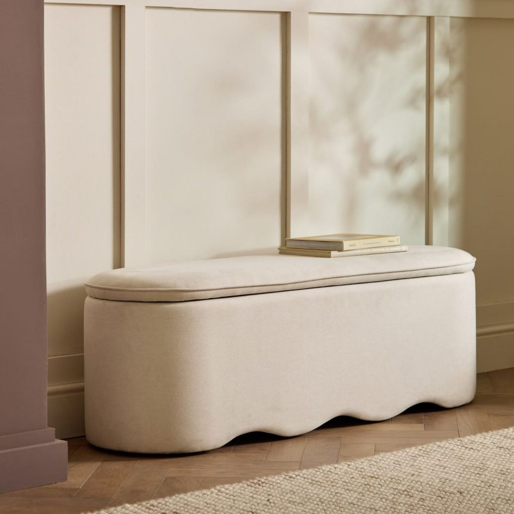 Um banco estofado em tons neutros integra‑se num ambiente sereno onde os moveis para corredor reforçam uma decoração minimalista pensada para uma decoração para corredores elegante; a parede ripada e os livros sobre o assento sugerem soluções de Decoração para corredor estreito que inspiram Ideias para decorar corredores estreitos, mostrando como moveis para corredor podem acrescentar conforto subtil num espaço onde a decoração privilegia texturas suaves e a decoração para corredores valoriza linhas limpas; a luz natural destaca propostas de Decoração para corredor estreito e amplia novas Ideias para decorar corredores estreitos, enquanto os moveis para corredor se articulam com o pavimento em espinha, permitindo que a decoração respire e que a decoração para corredores ofereça referências de Decoração para corredor estreito, multiplicando Ideias para decorar corredores estreitos num cenário calmo e contemporâneo.
