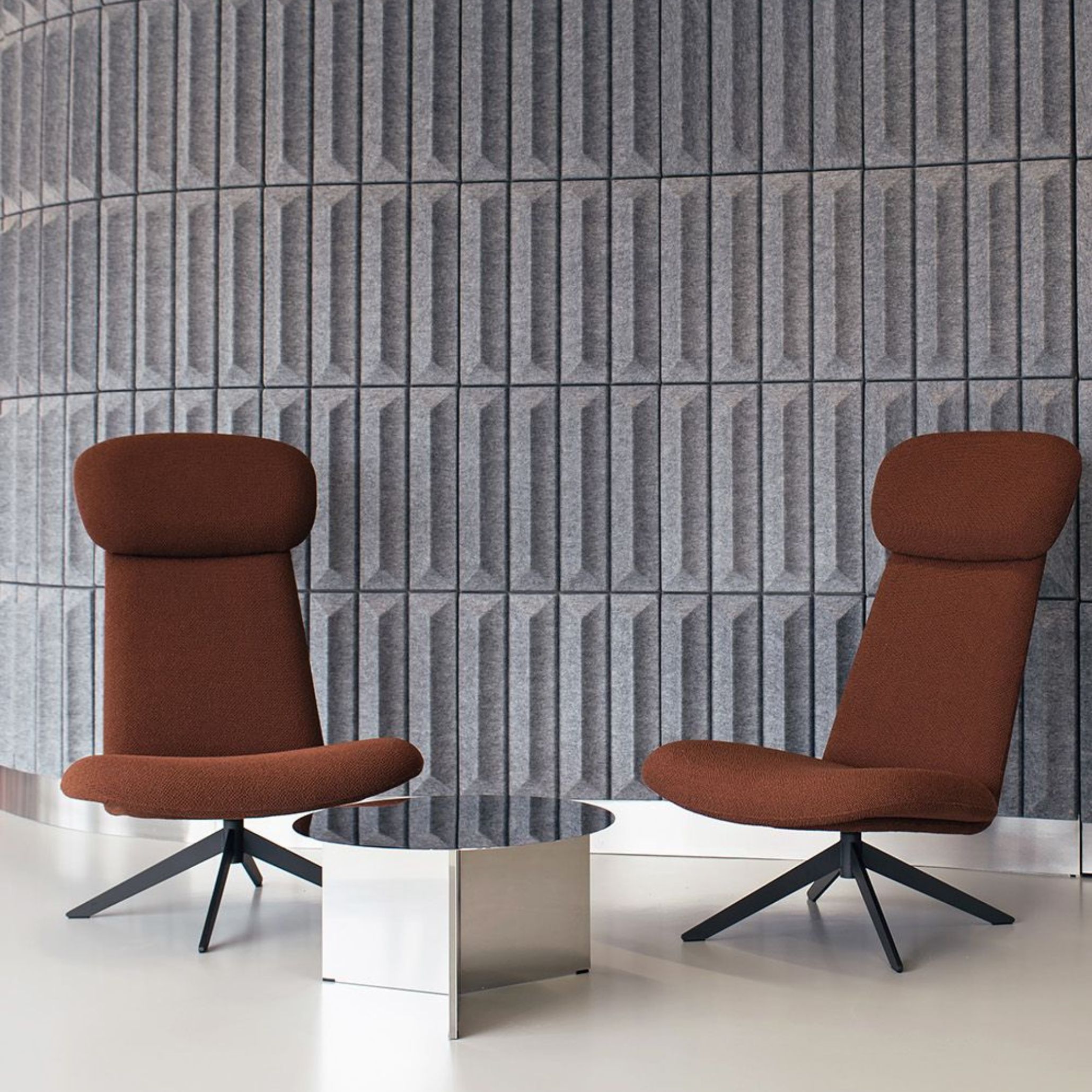 Dois cadeirões envolventes enquadram um canto lounge onde os paineis acústicos definem a textura visual e controlam o som, suavizando fenómenos acústicos num ambiente de pausa. A parede ritmada reforça a sensação de insonorização acústica, enquanto detalhes subtis de espuma acústica elevam o conforto sensorial. A composição mostra como os paineis acústicos absorvem o som e reduzem fenómenos acústicos, criando uma insonorização acústica coerente. A presença de espuma acústica complementa o desenho, permitindo que os paineis acústicos estabilizem o som e controlem fenómenos acústicos, resultando numa insonorização acústica mais precisa.