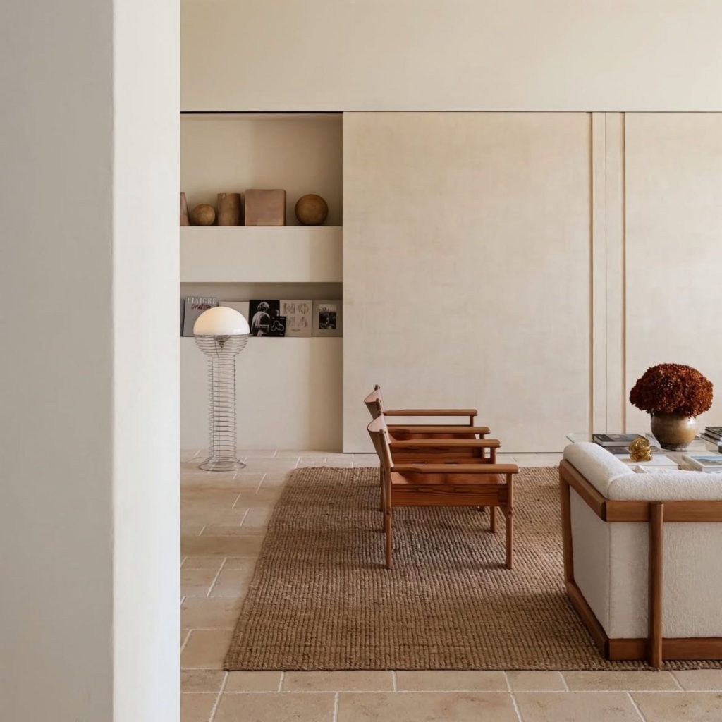 Uma sala de estar minimalista onde os paineis acústicos trabalham para impedir que o som se propague para outras divisões, mitigando fenómenos acústicos indesejados. A composição mostra como a espuma acústica reforça a insonorização acústica, criando uma barreira subtil que reduz o som residual. Os materiais naturais e a organização do espaço revelam a intenção de controlar fenómenos acústicos, enquanto os paineis acústicos e a espuma acústica colaboram para uma insonorização acústica mais eficiente, evitando a passagem de barulho e estabilizando o som no interior.