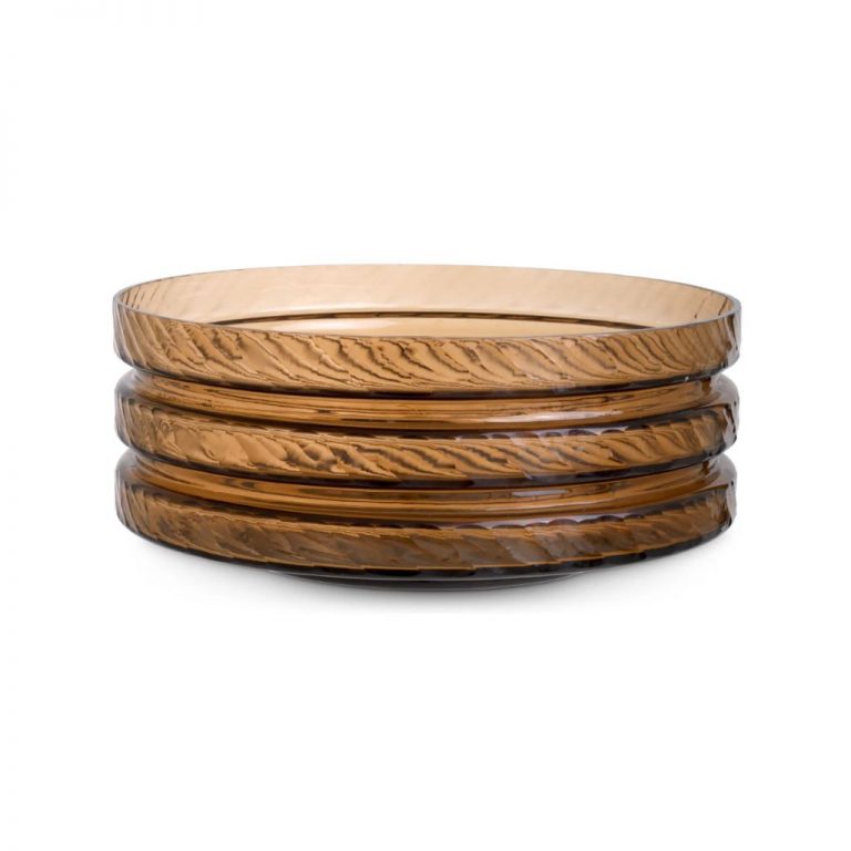 A taça decorativa em vidro âmbar empilhada em quatro níveis cria um efeito gráfico que eleva a decoração com inspiração eichholtz. A repetição circular reforça a presença da taça decorativa, destacando o brilho do vidro numa composição alinhada com o estilo eichholtz. A textura ondulada intensifica a decoração, mantendo a taça decorativa como elemento principal e evocando a assinatura eichholtz na leitura do conjunto.