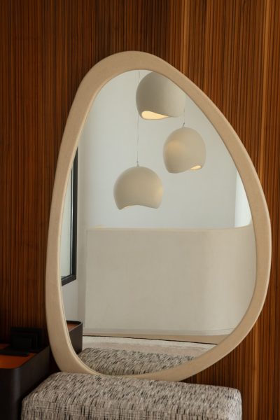 Um hall de entrada pensado como galeria íntima, onde o espelho de forma orgânica amplia a profundidade e reforça a atmosfera de um hall de entrada moderno. A composição evidencia como um hall de entrada pode equilibrar textura e luz, com o banco têxtil a introduzir conforto subtil. A paleta quente e os volumes suaves traduzem a essência de um hall de entrada moderno, mostrando como cada detalhe transforma o hall de entrada num gesto acolhedor e contemporâneo dentro de um hall de entrada moderno.