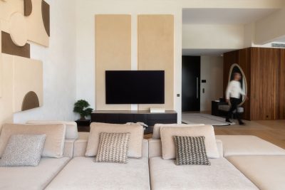 Sala de estar moderna com sofá modular em tons suaves, criando uma sala de estar contínua e fluida; O sofá modular destaca‑se como elemento central da sala de estar moderna; Ambiente contemporâneo onde o sofá modular reforça a estética depurada da sala de estar, acentuando a sensação de sala de estar moderna dentro da sala de estar moderna.