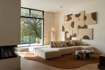 Sala de estar moderna com sofá modular e luz natural abundante, definindo uma sala de estar elegante; O sofá modular estrutura a fluidez da sala de estar moderna. A composição ampla onde o sofá modular reforça a atmosfera de sala de estar moderna integrada na sala de estar, acentuando a presença de sala de estar moderna.