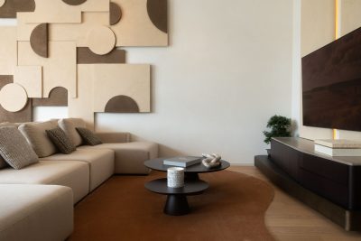 Sala de estar moderna com sofá modular e mesas de centro circulares, criando uma sala de estar equilibrada. O sofá modular destaca‑se como peça central da sala de estar moderna; ambiente sereno onde o sofá modular reforça a coerência visual da sala de estar, acentuando a estética de sala de estar moderna.