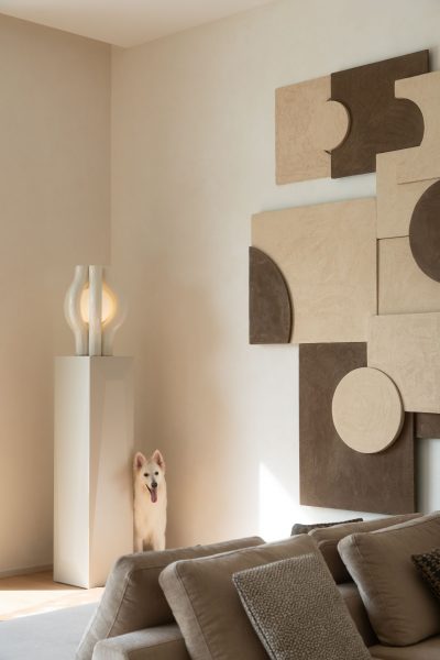 sala de estar moderna com foco no sofá modular em tons claros, criando uma sala de estar equilibrada; presença do cão acrescenta vida à sala de estar moderna enquanto o sofá modular estrutura a fluidez da sala de estar; ambiente tranquilo onde o sofá modular reforça a identidade de sala de estar moderna dentro da sala de estar.