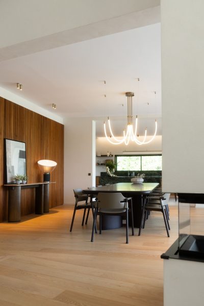 Mesa para sala de jantar em tons escuros acompanhada por cadeira que reforça a elegância do espaço; O aparador sala de jantar acrescenta textura e profundidade à composição; Ambiente contemporâneo onde a mesa para sala de jantar, o aparador sala de jantar e cada cadeira criam uma leitura sofisticada.