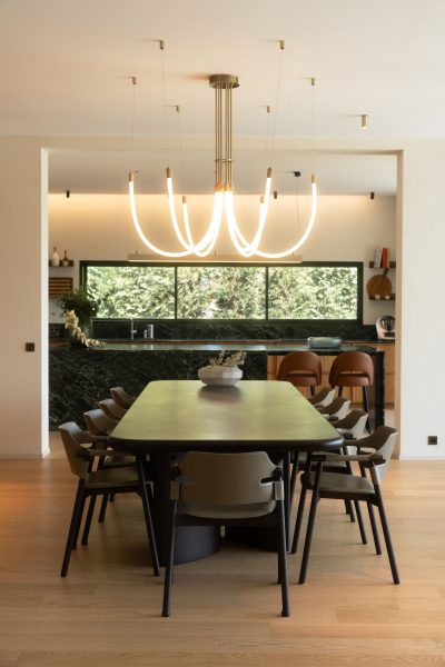 Mesa para sala de jantar em destaque com várias cadeira envolvidas num ambiente sofisticado de mesa para sala de jantar; O espaço integra um aparador sala de jantar que reforça a continuidade visual; Composição equilibrada onde a mesa para sala de jantar, o aparador sala de jantar e cada cadeira contribuem para uma leitura moderna.