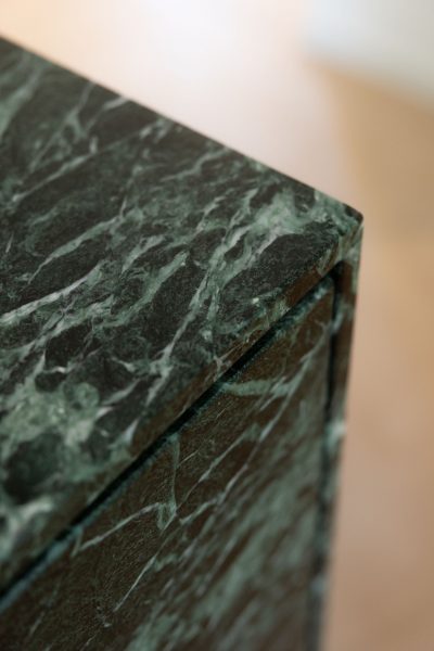 Uma cozinha moderna com foco no detalhe do mármore que define a pureza visual da cozinha moderna. A precisão do acabamento reforça a elegância de uma cozinha moderna com ilha. Uma composição minimalista que acentua a materialidade e a serenidade da cozinha moderna, integrada numa cozinha moderna com ilha.