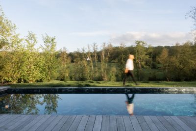 Mobiliário de jardim integrado num cenário natural que reforça a harmonia da decoração para jardim; A composição destaca a serenidade do espaço onde o mobiliário de jardim se articula com a envolvente. Um ambiente exterior que valoriza a decoração para jardim, acentuando a presença de mobiliário de jardim e a coerência visual da decoração para jardim.