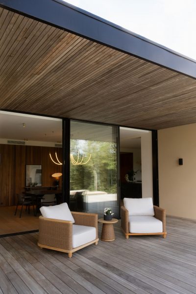 Mobiliário de jardim disposto sobre o deck realça a elegância da decoração para jardim. A piscina infinita cria continuidade visual que valoriza o mobiliário de jardim. Composição minimalista onde a decoração para jardim se integra com a paisagem, reforçando a presença de mobiliário de jardim e a estética cuidada da decoração para jardim.