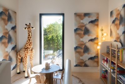 Decoração acolhedora que transforma o ambiente num espaço infantil elegante e funcional. A presença de elementos naturais e brinquedos reforça a intenção de design de interiores pensado para estimular criatividade. Composição harmoniosa onde a decoração se articula com um projeto de design de interiores de luxo, valorizando o espaço infantil e consolidando a estética do design de interiores.
