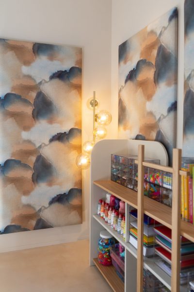 Decoração organizada que combina funcionalidade e estética num espaço infantil pensado com rigor. A composição integra elementos de design de interiores que reforçam a identidade de um projeto de design de interiores de luxo. A paleta suave e a arrumação cuidada valorizam a decoração, acentuando a atmosfera criativa do espaço infantil e consolidando a coerência do design de interiores dentro de um projeto de design de interiores de luxo.