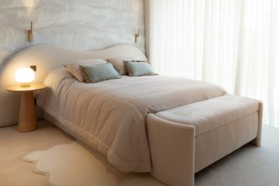 Decoração harmoniosa que cria um ambiente sereno dentro do quarto de criança. A luz suave reforça a intenção de design de interiores que privilegia conforto e equilíbrio. A composição destaca a decoração como elemento central do quarto de criança, consolidando a estética do design de interiores e reforçando a presença acolhedora do quarto de criança.