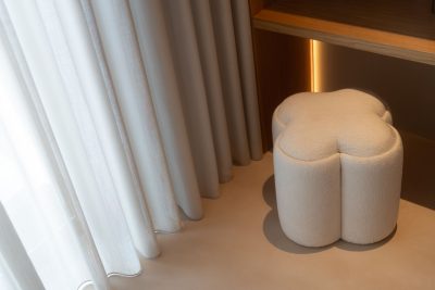 Decoração delicada que acrescenta suavidade ao quarto de criança através de formas arredondadas. A luz difusa reforça a intenção de design de interiores que valoriza conforto e simplicidade. A composição destaca a decoração como parte integrante do quarto de criança, consolidando a estética do design de interiores e reforçando a atmosfera acolhedora típica de um quarto de criança.