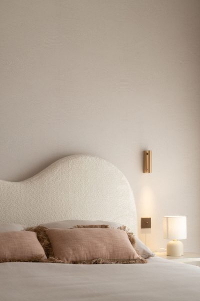 Cabeceira orgânica, almofadas em tons suaves e iluminação delicada num quarto de criança. A decoração privilegia uma paleta leve, a decoração reforça a sensação de conforto e a decoração cria um ambiente equilibrado. O design de interiores valoriza formas suaves, o design de interiores integra detalhes elegantes e o design de interiores promove uma atmosfera tranquila. Este quarto de criança combina funcionalidade e estética, fazendo deste quarto de criança um espaço acolhedor, deste quarto de criança um espaço confortável e deste quarto de criança um espaço pensado para o descanso.