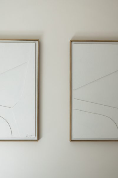 Decoração de quarto apoiada em arte minimalista que complementa a cama de casal e reforça a serenidade do quarto de casal através de um design de interiores depurado. A decoração de quarto utiliza estes quadros para equilibrar a presença da cama de casal, criando um quarto de casal onde o design de interiores privilegia textura e subtileza. Cada detalhe contribui para uma decoração de quarto harmoniosa, com a cama de casal a definir o caráter deste quarto de casal orientado por um design de interiores elegante.
