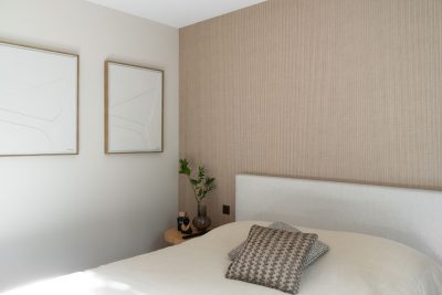 "Decoração de quarto construída a partir de materiais naturais que enquadram a cama de casal e definem um quarto de casal acolhedor através de um design de interiores suave. A decoração de quarto valoriza a cama de casal com elementos texturados, criando um quarto de casal onde o design de interiores privilegia harmonia e simplicidade. Cada peça contribui para uma decoração de quarto coerente, com a cama de casal integrada num quarto de casal pensado com um design de interiores equilibrado."