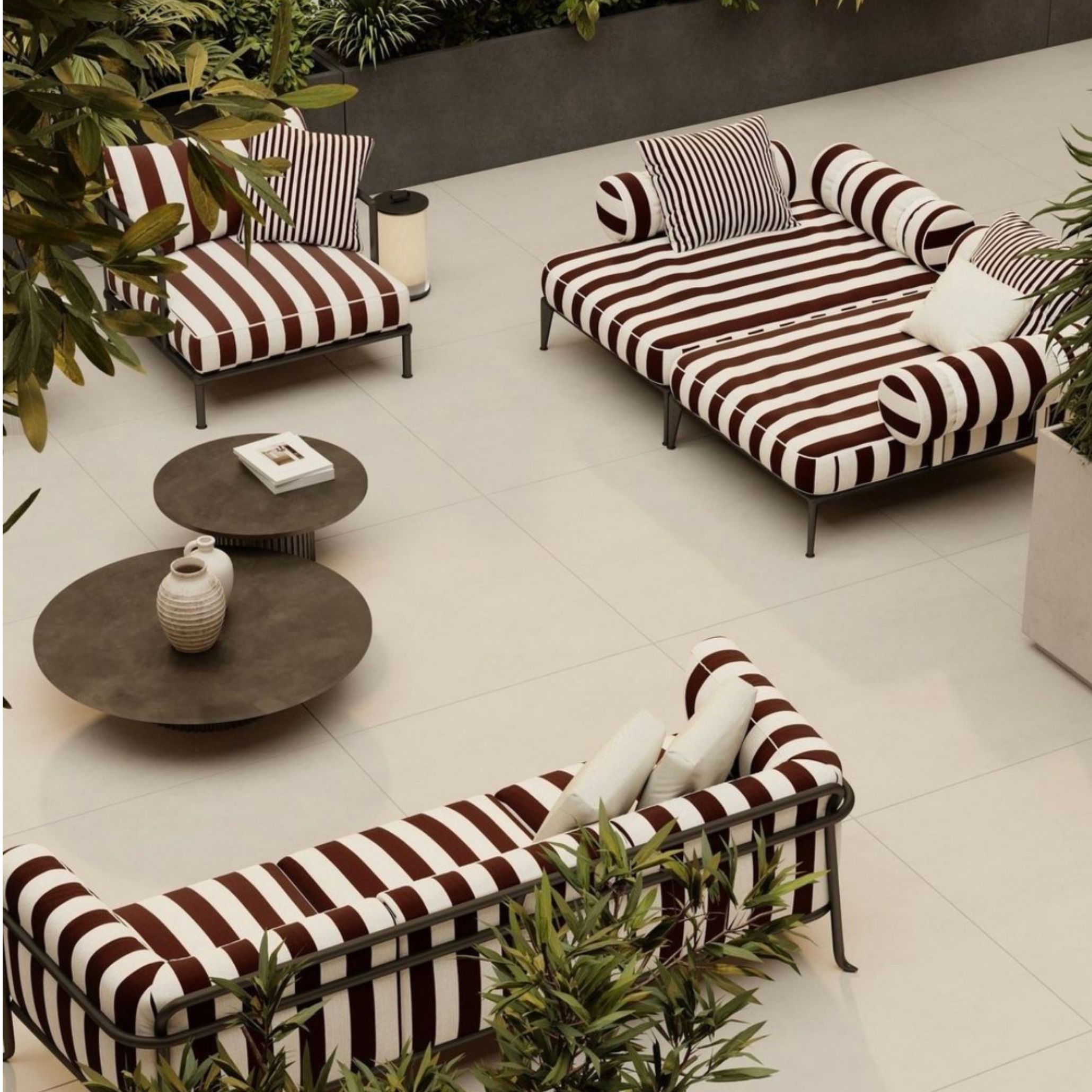 Ambiente de lounge exterior onde a composição gráfica é definida por riscas verticais reinterpretadas em padrões horizontais, mantendo a presença conceptual de riscas verticais na leitura do espaço e sugerindo ritmo através das riscas verticais como referência visual; o mobiliário revela um design de interiores pensado para o exterior, onde o design de interiores privilegia proporção e conforto e onde o design de interiores se articula com a vegetação envolvente; os padrões remetem para tecidos às riscas que estruturam a paleta, evocando tecidos às riscas como textura dominante e reforçando a continuidade dos tecidos às riscas nos elementos decorativos; a estética geral aproxima‑se da lógica de papel de parede riscas, sugerindo papel de parede riscas como inspiração gráfica e ampliando a leitura de papel de parede riscas no contexto exterior.